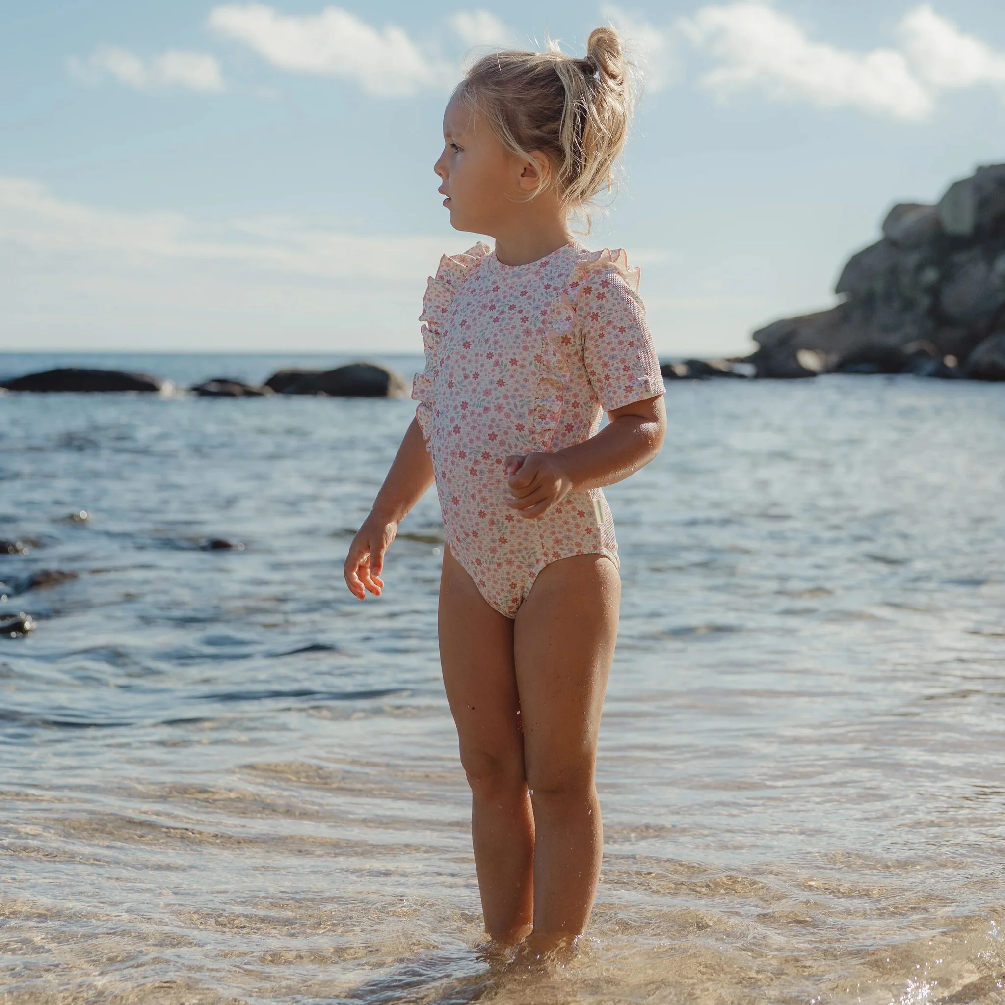 Traje de baño de manga corta con estampado floral - Imagen 2